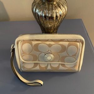 🤎Coach small signature wristlet🤎